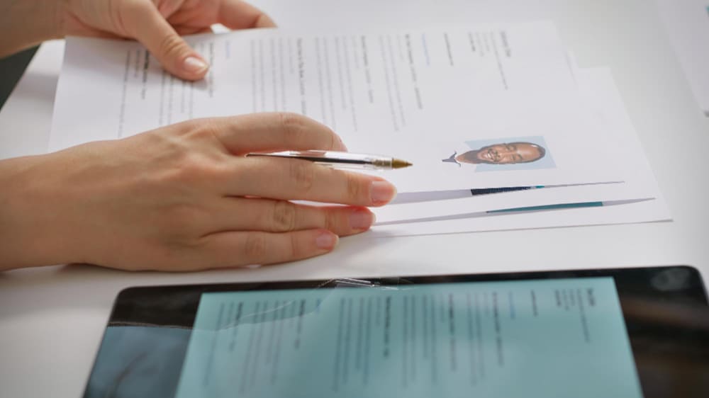 Como criar um currículo com um laptop