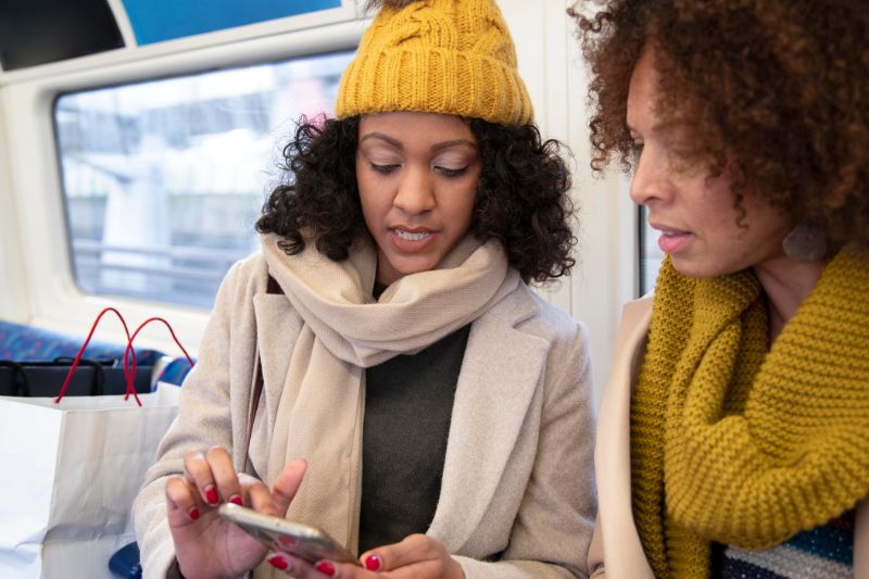 mulheres verificando o calendário bancário em seus telefones celulares