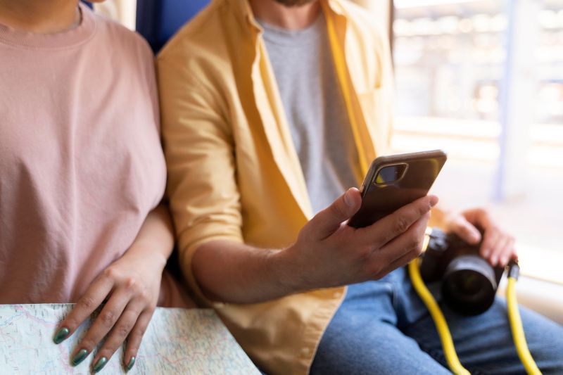 pessoas verificando seus telefones celulares no ônibus