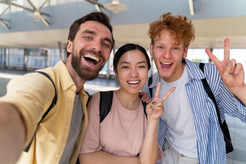 grupo de amigos numa viagem