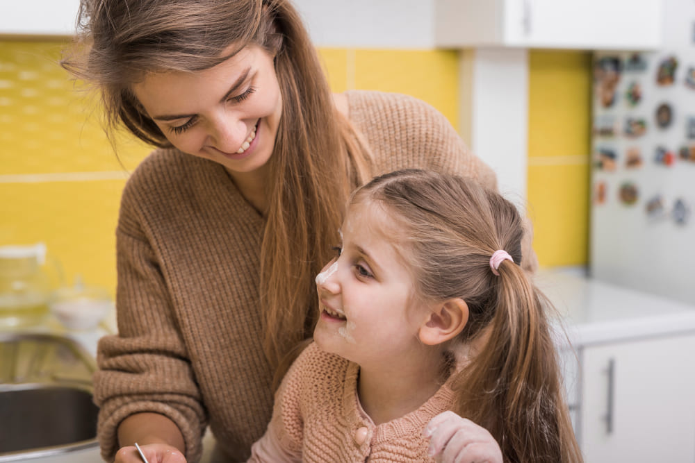 Au pair ayudando con deberes y aprendizaje en casa en Europa