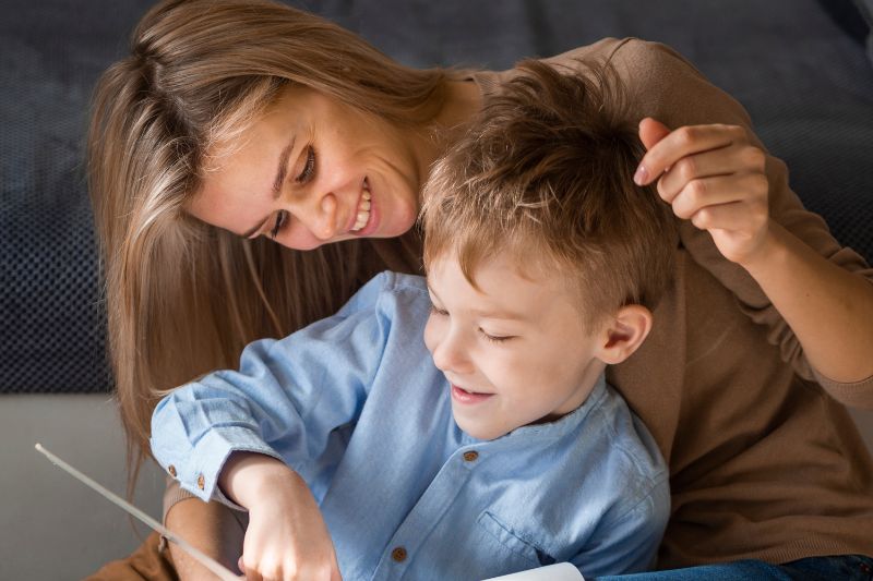 Chica cuidado a un niño