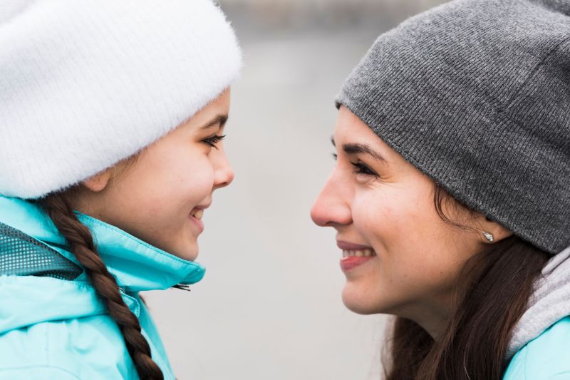chica y niña sonriéndose