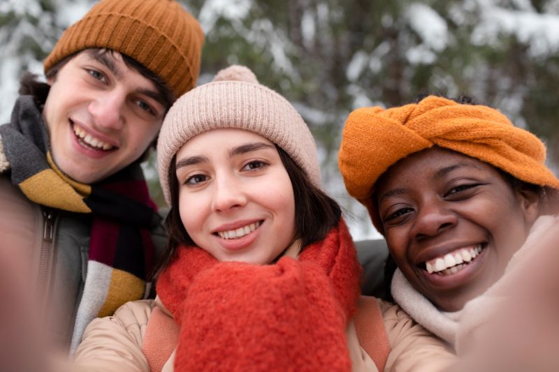 grupo de jóvenes haciendose un selfie