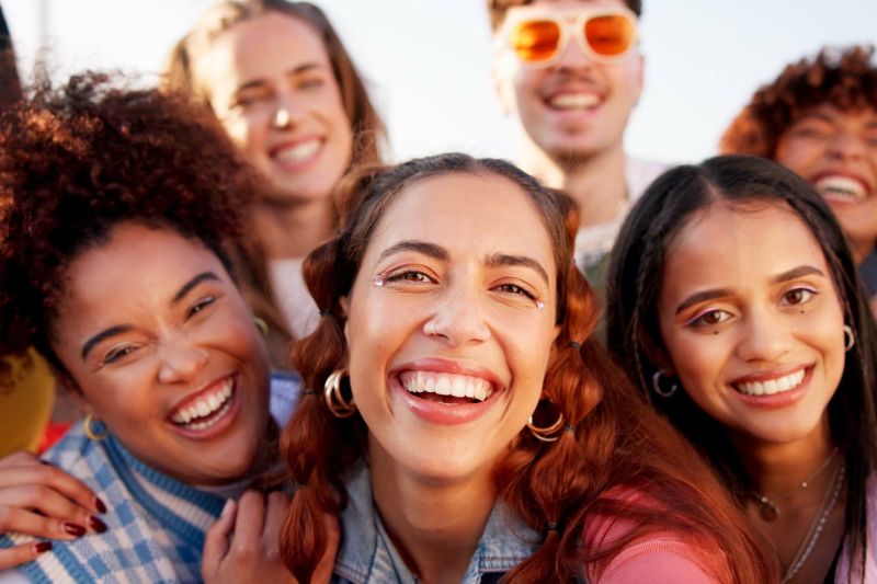 selfie grupo de chicos jóvenes