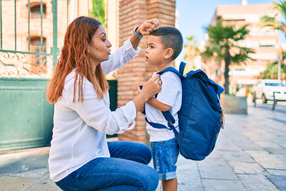 madre e hijo en el colegio