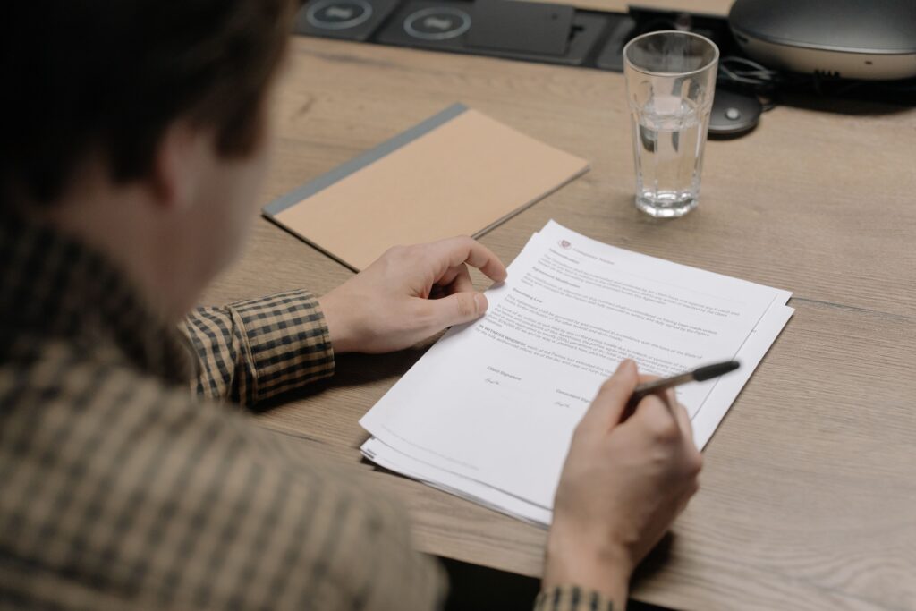 persona firmando documentos