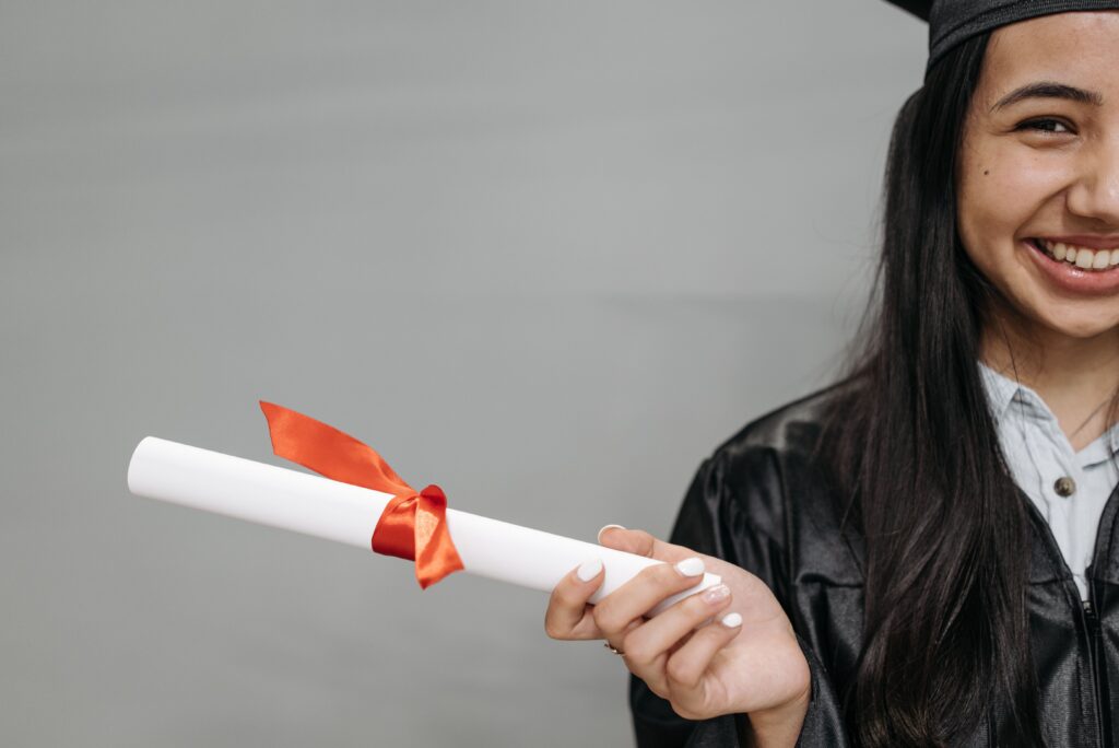 pessoa com diploma universitário 